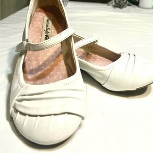 American Eagle girl's cute white scrappy dress shoes - size 12 - gently used